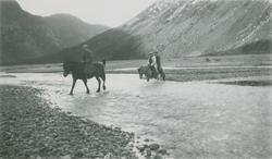 Vegdirektør og vegsjef ridende over elva Jostedøla 1935