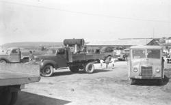 Fotografi fra Ørtangen i Vadsø en sommerdag. Flere lastebile