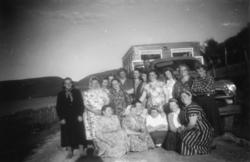 Nesseby husmorslag er ute å reiser. Her poserer de foran en 