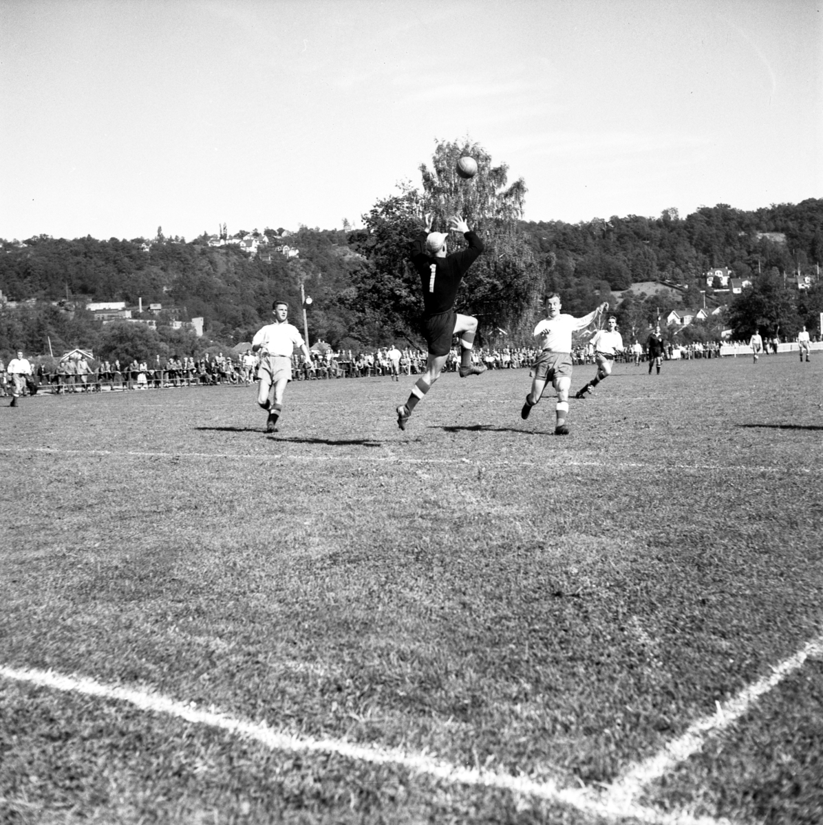 Fotbollsderby mellan J-Södra och HIF på Vapenvallen i Huskvarna den 15 april 1956.