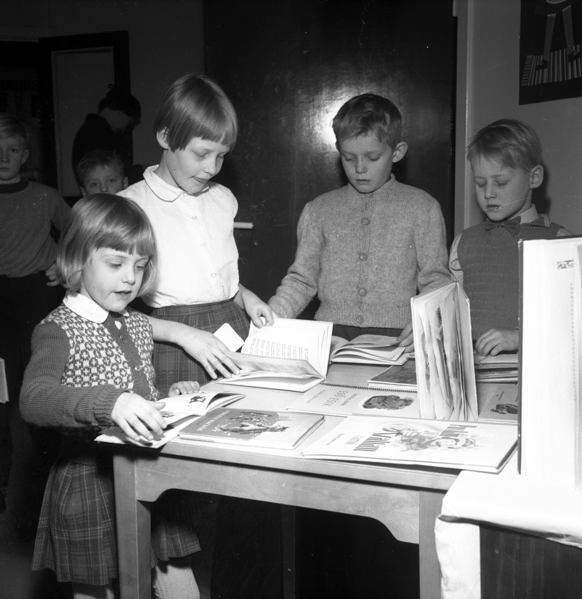 Barnboksutställning på biblioteket år 1956.
