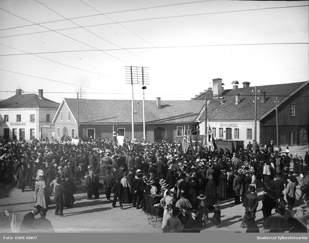 Folkemøte på S.Torg foran Hønefoss bryggeri