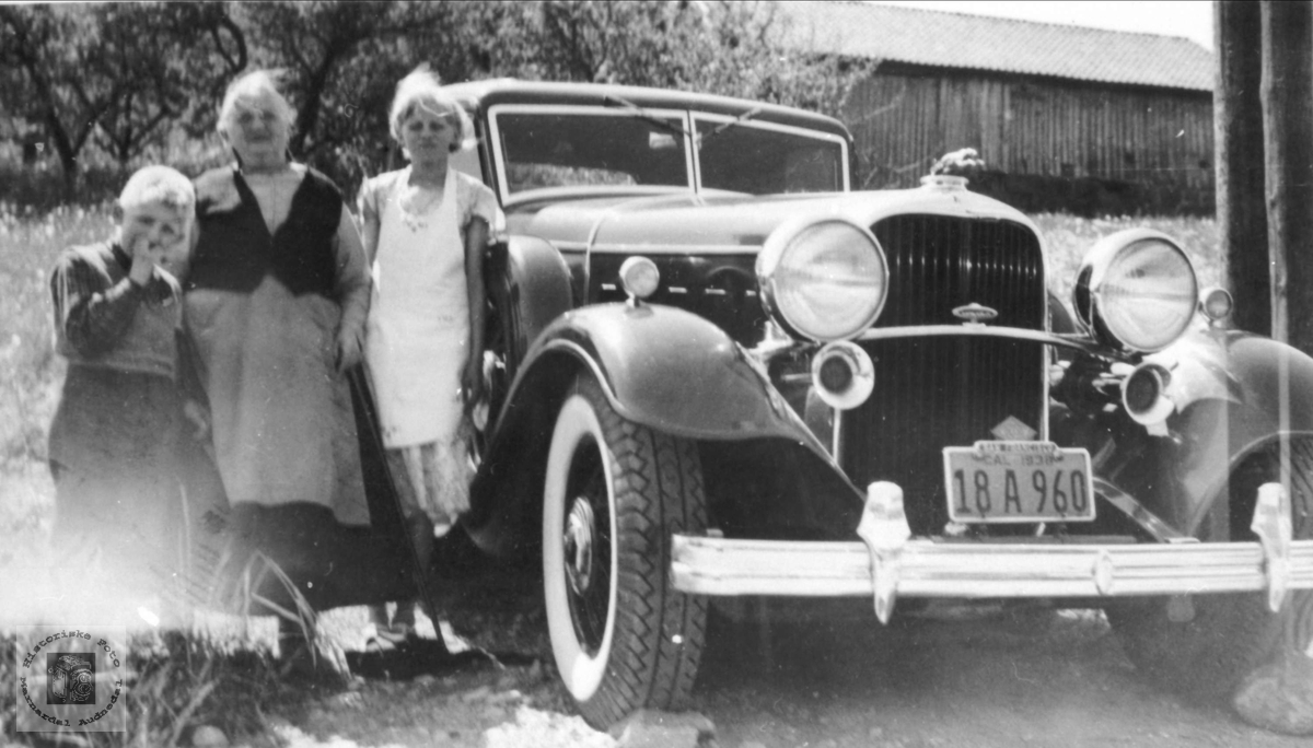 Amerika bil. På Fjellestad.
Bilen er en Lincoln, årsmodell 1932.