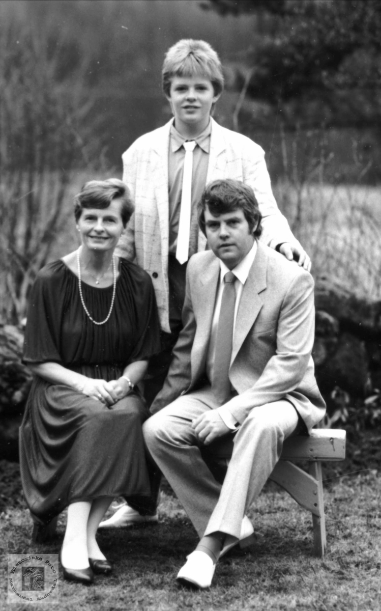 Foreldre og konfirmant. Robert, Gerd Karin og Helge Kjellemo.