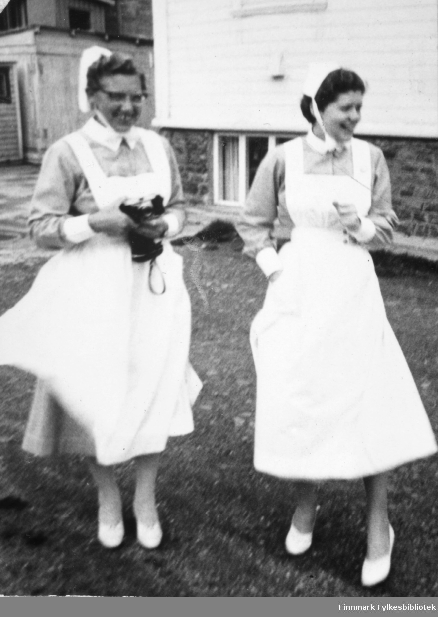 Gudrun Byholt sto klar med fotoapparatet under kongebesøket i 1959. Til høyre Ragnhild Stock