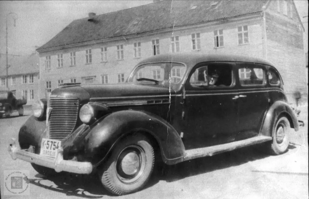 Gunvalds drosje nr. 2.
Chrysler 1938, 7-seter. Montert på Strømmens Værksted.
Feilretting: Chrysler 1937-1939 ble montert av Den Norske Automobilfabrikk på Kambo (parallelt med Plymouth). Det var Dodge og DeSoto som ble montert på Strømmen.