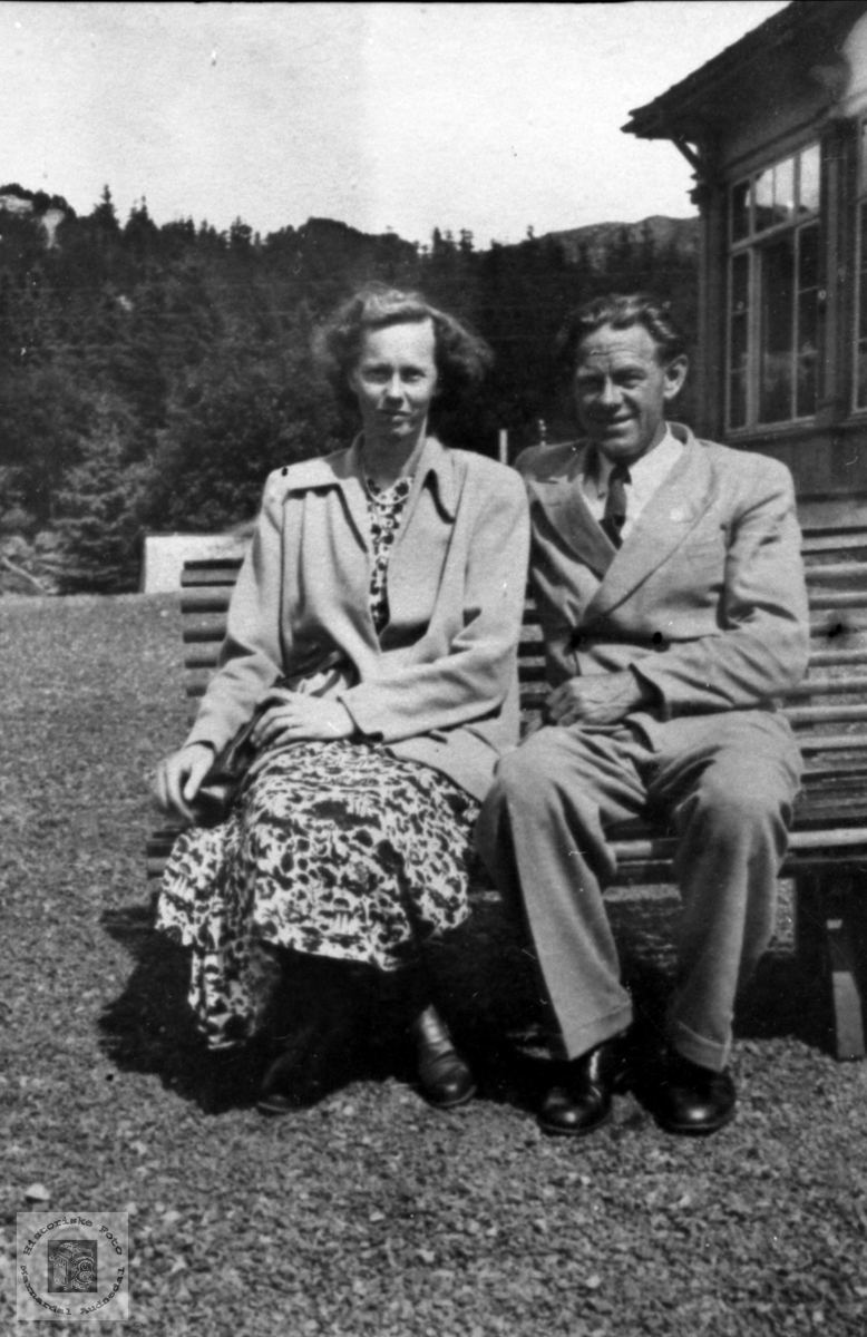 Ekteparet Agnes og Olav Sevrin Laudal på tur til Bergen