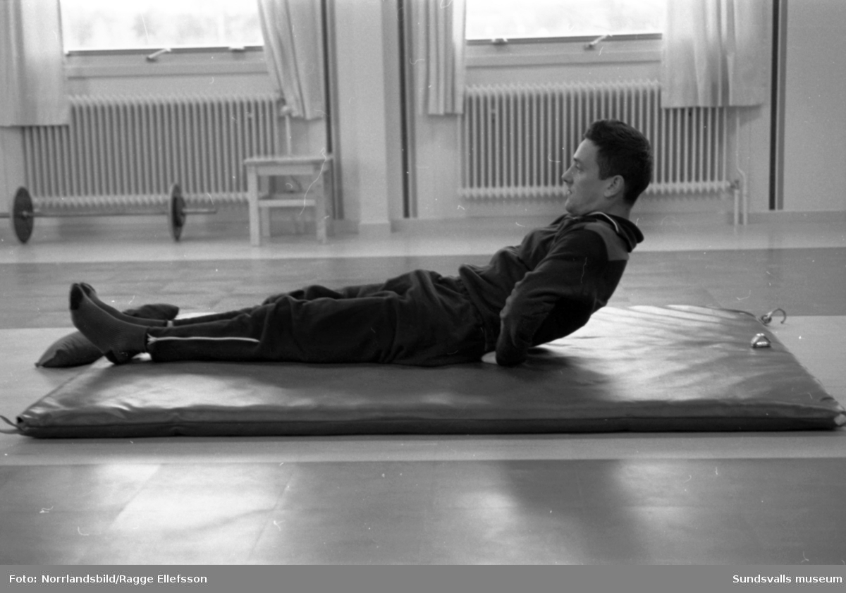 Rygginstitutet i Torpshammar. En stor serie bilder från verksamheten med olika typer av träning, massage och lyftteknik. I vit rock föreståndaren, gymnastikdirektör Svein Wagn Christiansen.