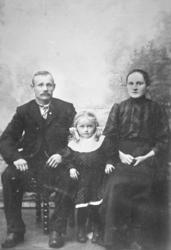 Familie fotografert hos Emilie Henriksen. Far Oskar Ittelin 