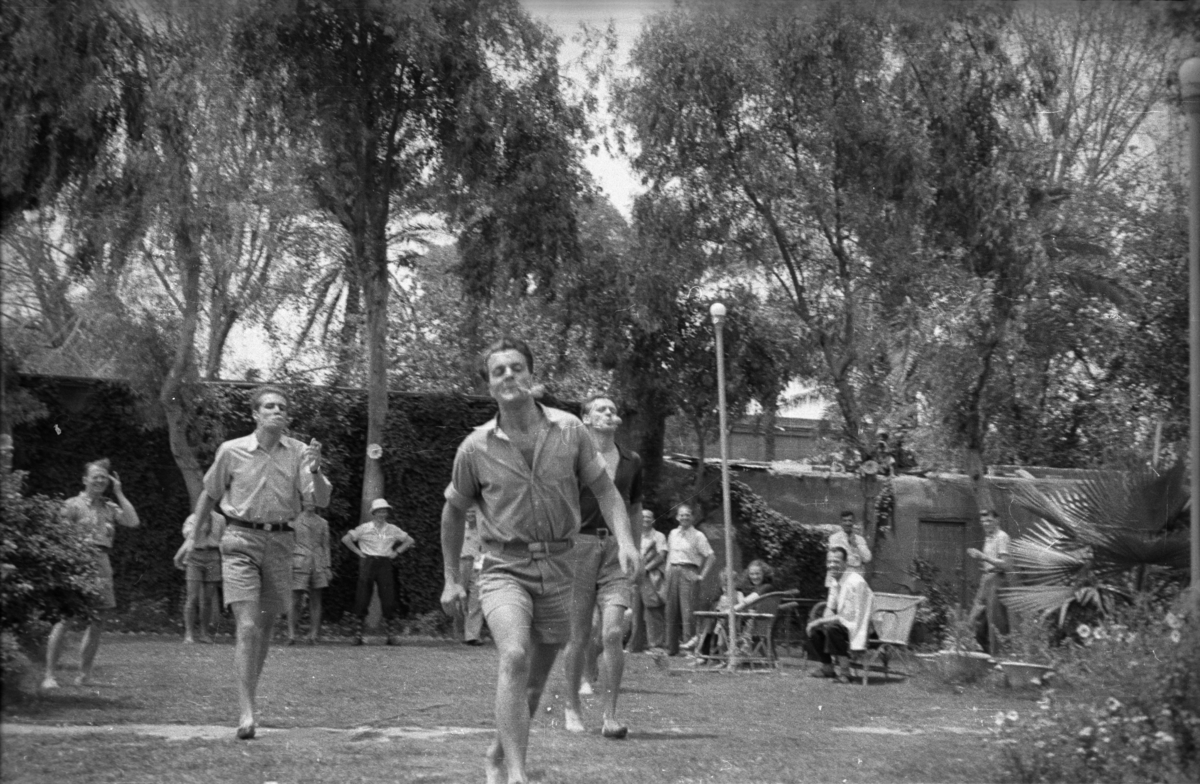 17. mai-leker i Istanbul. Fra en serie med fotografier i albumet: "Istanbul-Iran-Irak-India-Ceylon".