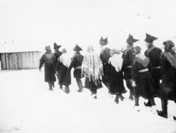 Fotografi av et bryllup i Karasjok 1946. Brudeparet er ikke 