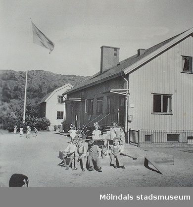 Krokslätts daghem, Dalhemsgatan 7, Mölndal.

Kortet finns med i häftet: Krokslätt från barnkrubba till fritidshem 1945 - 1999 av Margit Wannerberg.