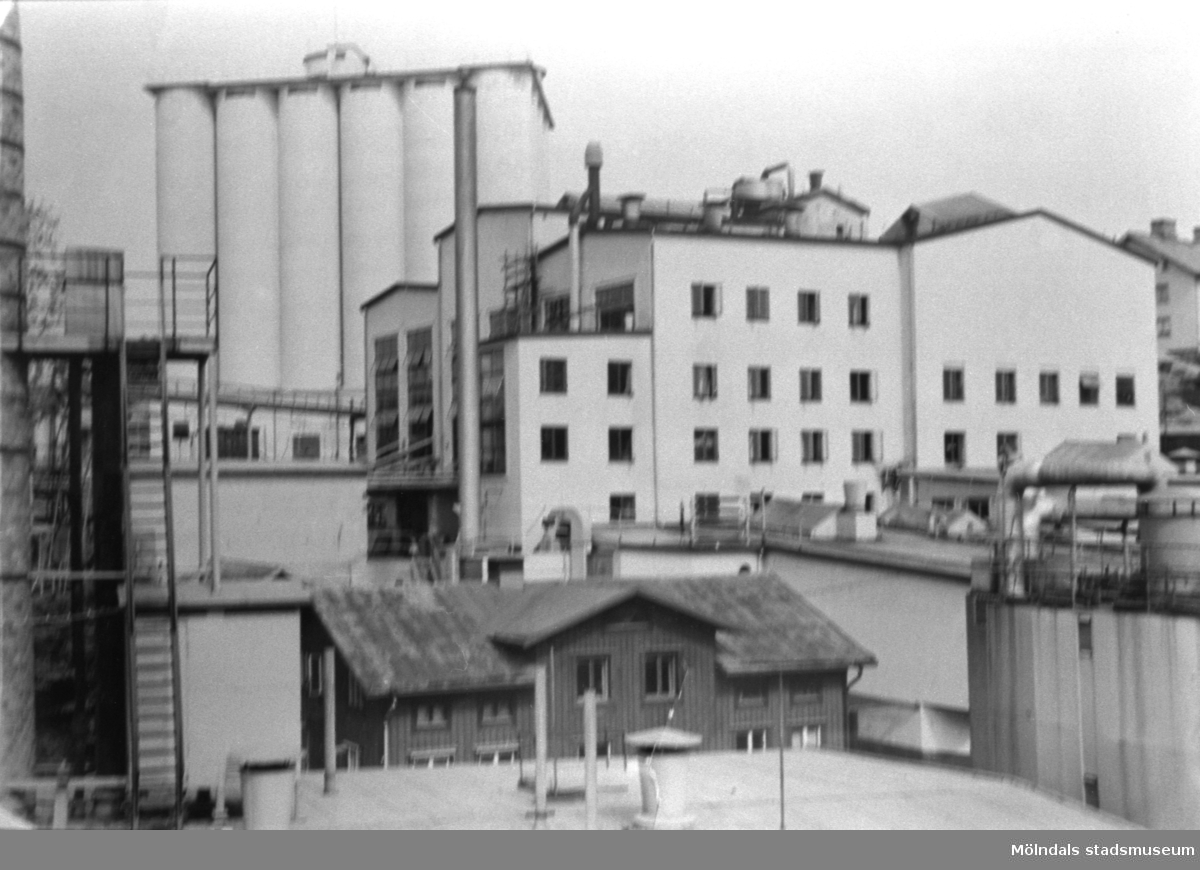 Äldre avfotograferad (år 2005) bild av Soabs industrier (linoljetillverkning) utefter Kråkan i Mölndal, okänt årtal. Högst upp till vänster ses silotornen.