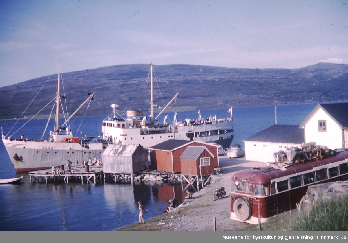 Russenes. Lokalbåt M/S "Ingøy" ved kaia. Båten gikk til Honningsvåg. Ca. 1960/1961.