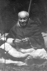 Aslag Vuolab sitter i lavvoen med kniv og sansynligvis et kj