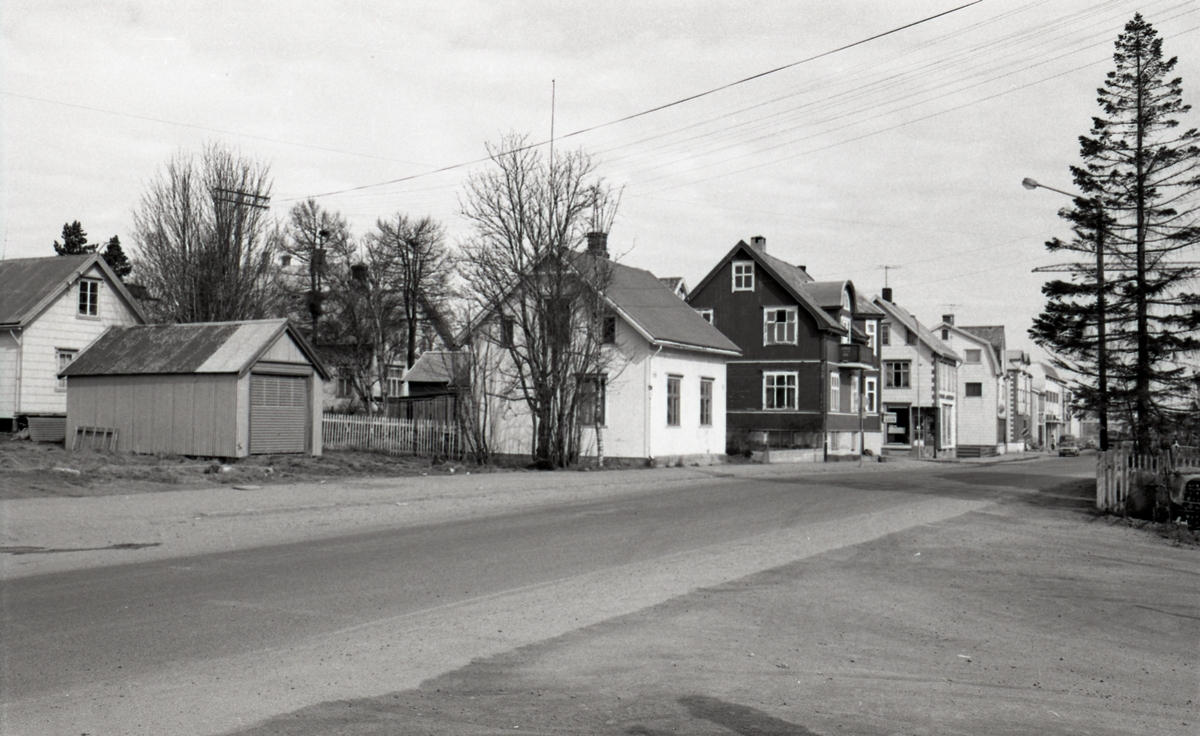Strandgata på Sortland, ca. 1972. Det lyse huset i midten er Johan Olsen-huset (bnr. 271). Bak det er Christoffersen-gården (bnr. 46), der blant annet Ragnhilds Bokhandel holdt til. På den tomta ble Nordlandsbankens nybygg åpnet i 1977. Bak Christoffersen-gården er Viktor Svendsen-gården (bnr. 40).