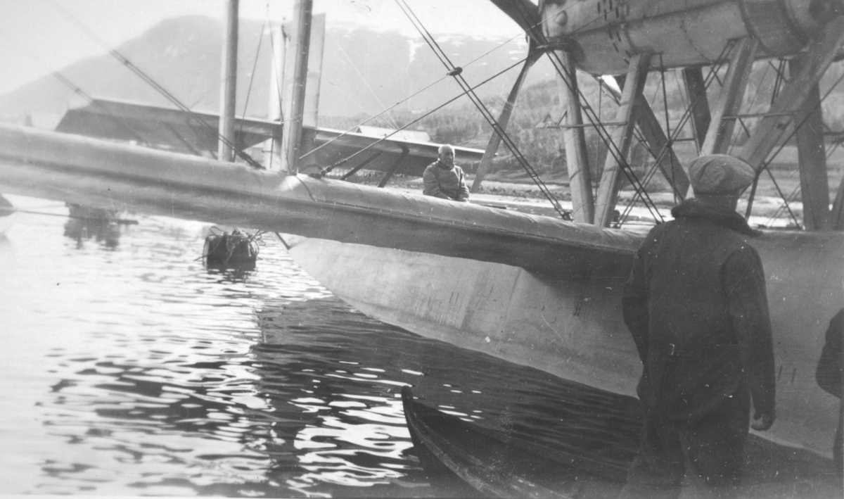 Påskrift: Amundsen 1928 i Tromsø med "Latham".