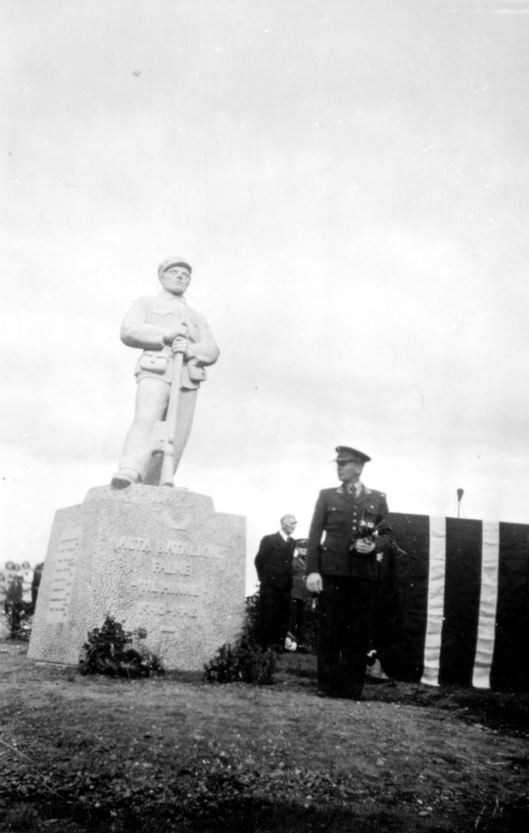 Påskrift: "Obersthl. Forseth nuværende skef for Alta bataljon nedlegger krans." Avduking av minnesmerke for falne i i Alta bataljon under krigen. Statuen ble avduket 24.7.1949.