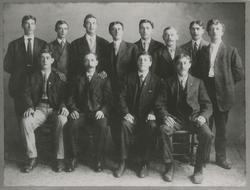 Gruppebilde av menn fra Spjelkavik i Amerika 1908 el. 1909, 