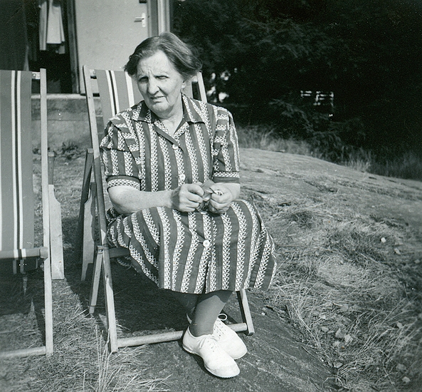 Mormor sommaren 1955. Judit Abrahamsson (f. Backman) (1888 - 1957) i solstol utanför södersidan.