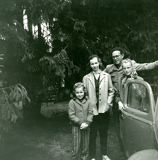 Sommarlovet 1957 är slut. Familjen Madgård börjar sin långa resa till Piteå. Elisabeth, Gunnel, Verner och Ann vid sin Volkswagen.