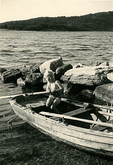 Sommaren 1940? Nils Göran i vår orusteka vid cementdelen mellan Erikssons och ångbåtsbryggan. Eriksson köpte båten av Erik en regnig sommar när han var trött på att ösa ekan.