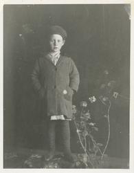 Portrett av ei ung jente fotografert i et fotostudio.