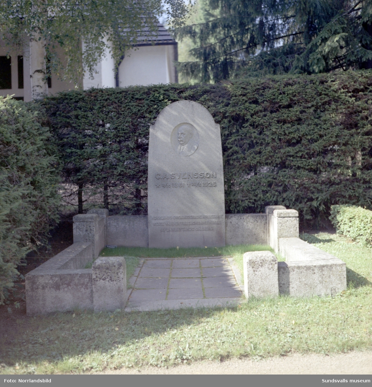 Gravstenar vid Byns begravningsplats i Bydalen, Sköns församling. Bland annat riksdagsmannen och arbetarrörelsens förkämpe C.A. Svenssons grav.