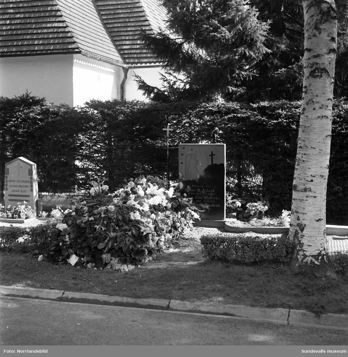 Gravstenar vid Byns begravningsplats i Bydalen, Sköns församling. Bland annat riksdagsmannen och arbetarrörelsens förkämpe C.A. Svenssons grav.