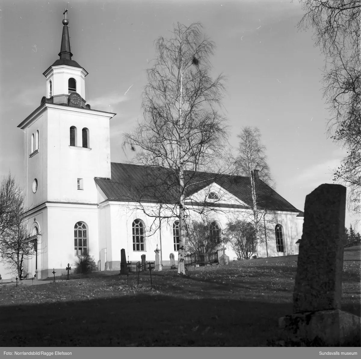 Sköns kyrka och prästgård. Exteriörbilder.