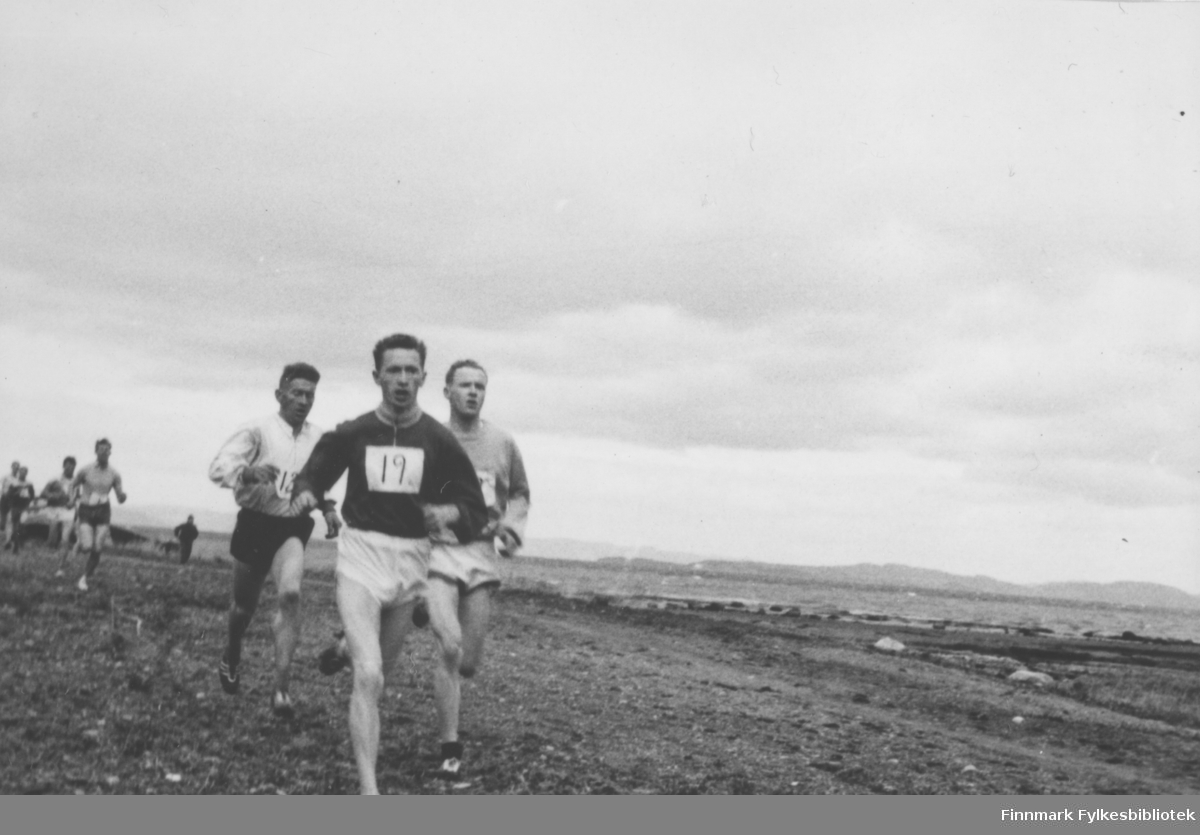 NM i terrengløp (4 km), 1957 i Ranheim. Ragnvald Dahl fikk bronsemedalje etter Ernst Larsen og Øystein Saksvik.