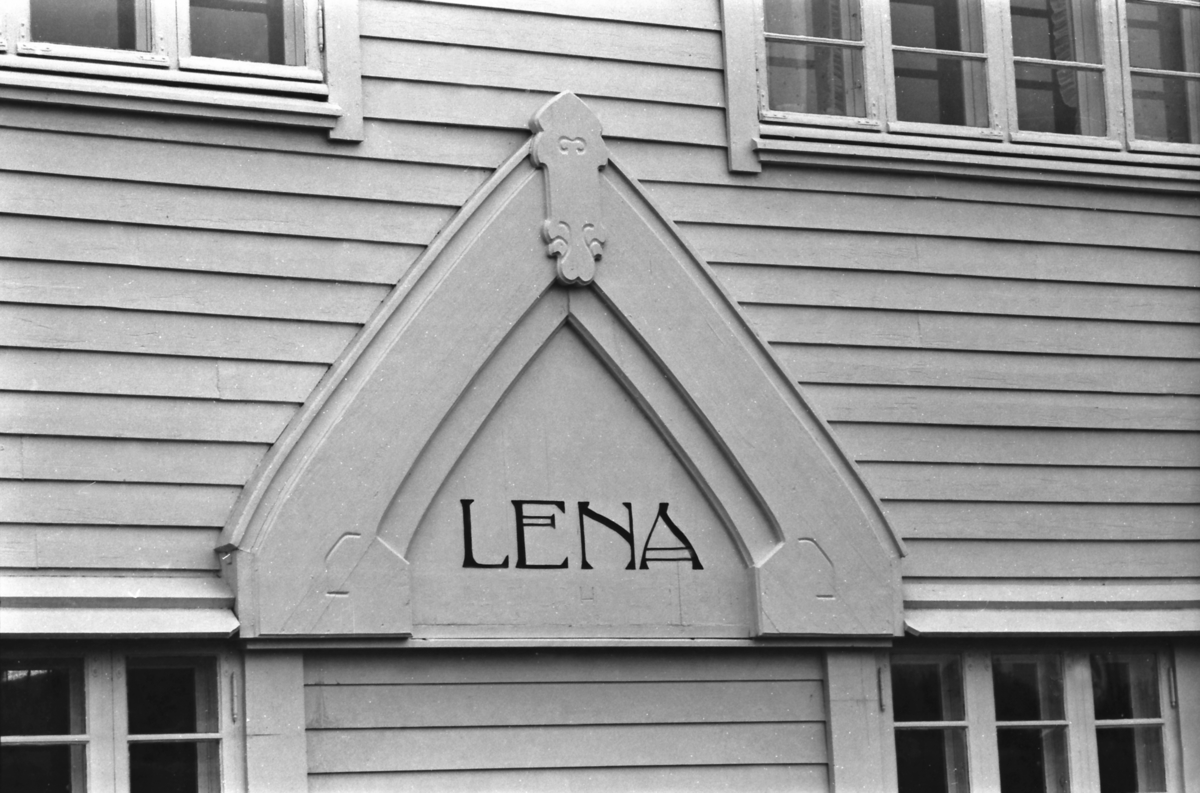 Lena stasjon, stasjonsnavn malt på veggen.