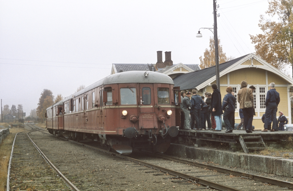 Kolbu stasjon med ekstratog til Skreia. NSB dieselmotorvognsett type 86.