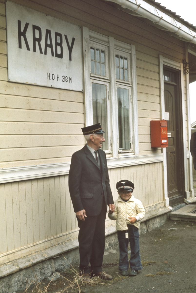 Kraby stasjon. Pensjonert stasjonsformann Nils Lundsten møtte opp til ekstratoget til Skreia.