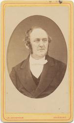 Portrett av en mann i finklær.