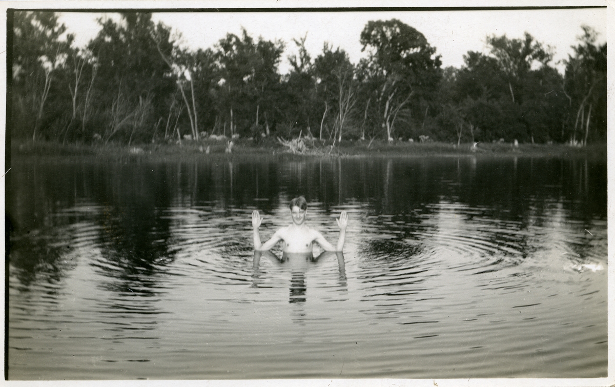 Bildet viser en ung mann som bader i en innsjø. Personen på bildet oppgis å være Ingvald Brekken. Dette er et postkort.