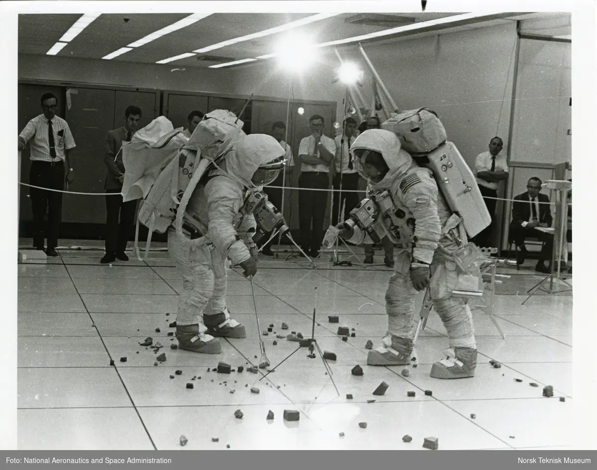 Apollo 12 astronautene Charles Conrad og Alan Bean trener på å samle stein før måneferden