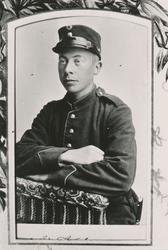 Portrett av en mann i militæruniform.