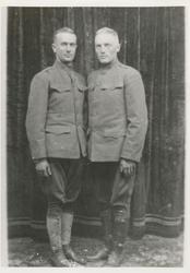 Portrettfotografi av to menn i militæruniform.