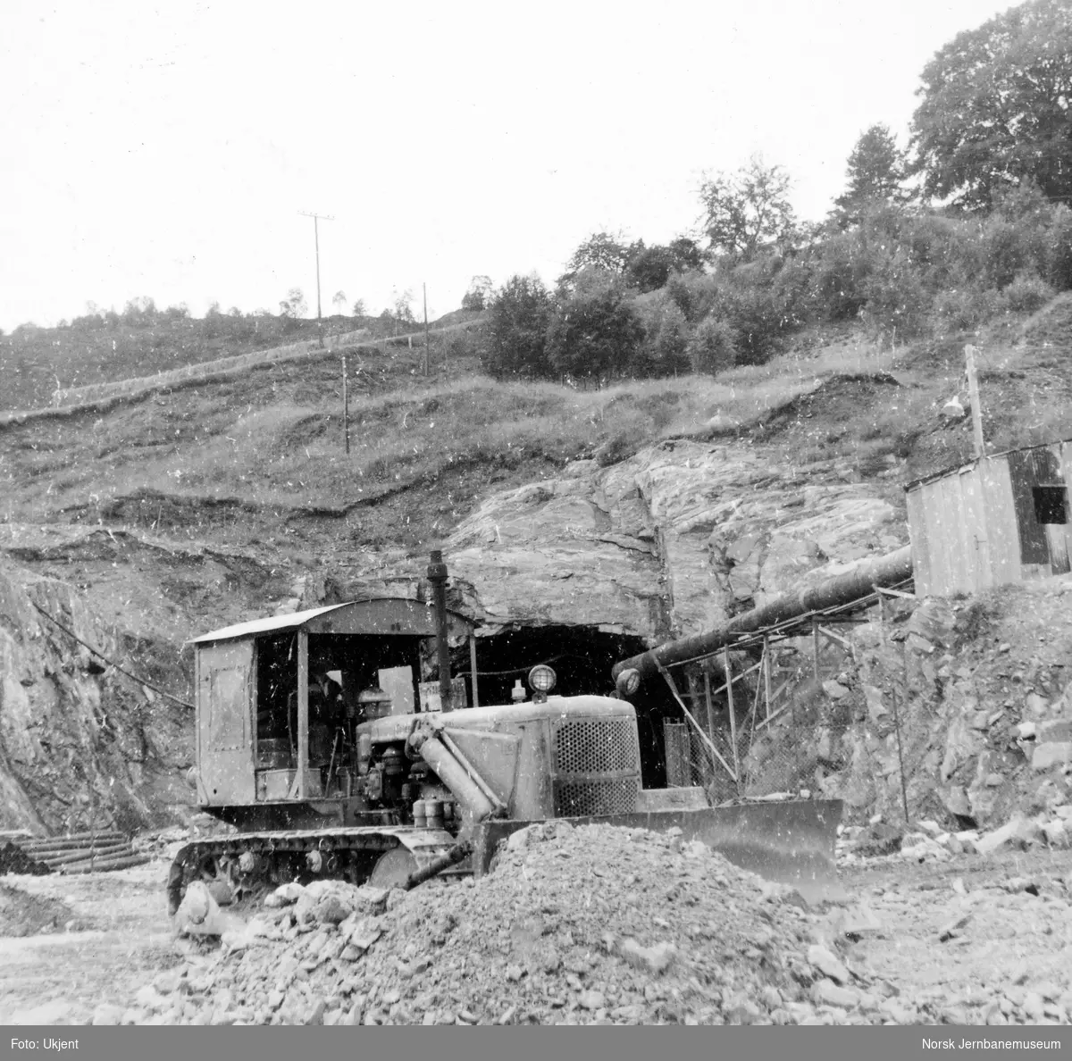 Anlegget av Ulriken tunnel - bulldozer ved østre innslag