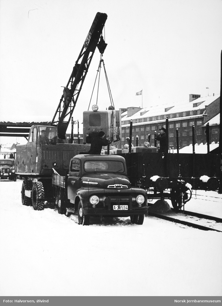 Opplasting av fire Levahn 1 tonns diesellokomotiver til Sulitjelma Gruber på jernbanevogn i Oslo for forsendelse nordover