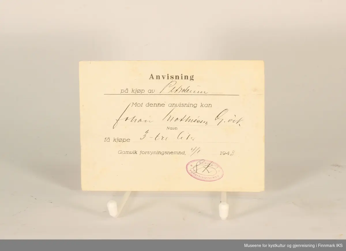 To anvisninger for kjøp av varer under andre verdenskrig. Utsendt i Gamvik av Gamvik Forsyningsnemd i januar 1943 til en Johan Mathisen.

På tynt gulhvitt papir. Skjema har trykket tekst, fylt inn for hånd. Stemplet og signert av Forsyningsnemnda.