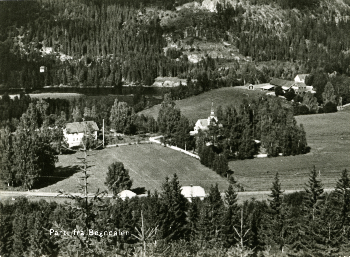 Oversiktsbilde over Begnadalen kirke og Tollefsrud hotell. Begnadalen i Sør-Aurdal, Valdres.