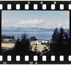 Landskap i Skatval, gården Sve i forgrunnen, Frosta i bakgru