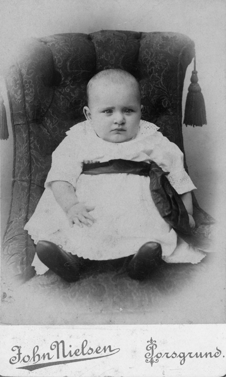 Fotosamling etter Cappelen. Barneportrett. Rolf Knudsen 10 måneder gammel.