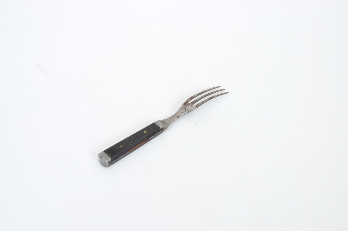 Form: lang gaffel med tre tinder, firkantet treskaft
