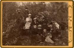 En nesten ukjent gruppe mennesker på utflukt i naturen. Kvin