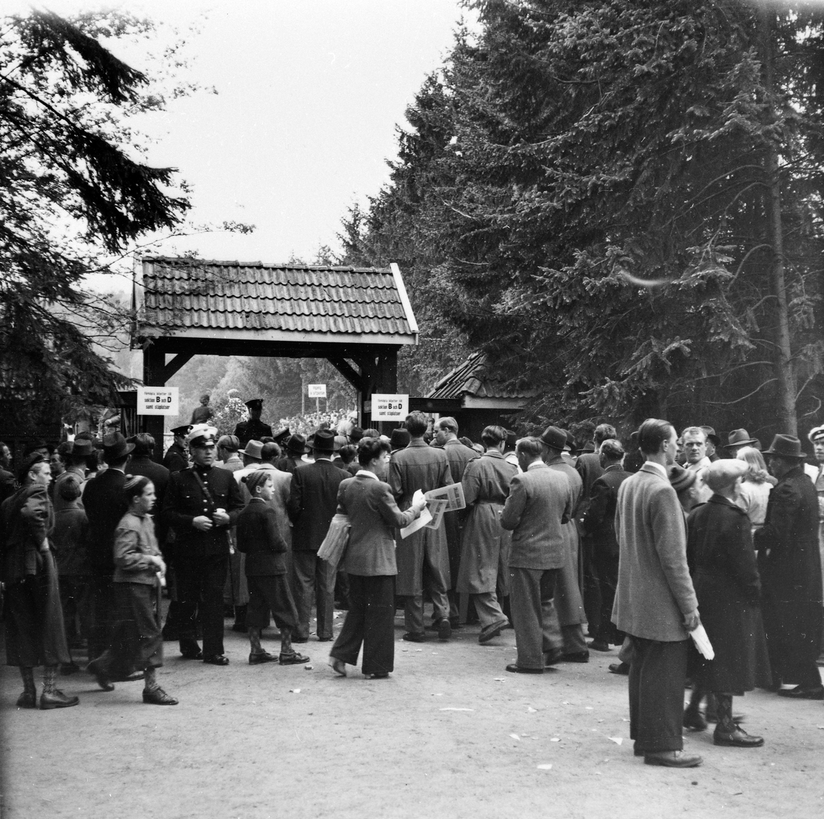 Publik utanför Stadsparksvallen i Jönköping.