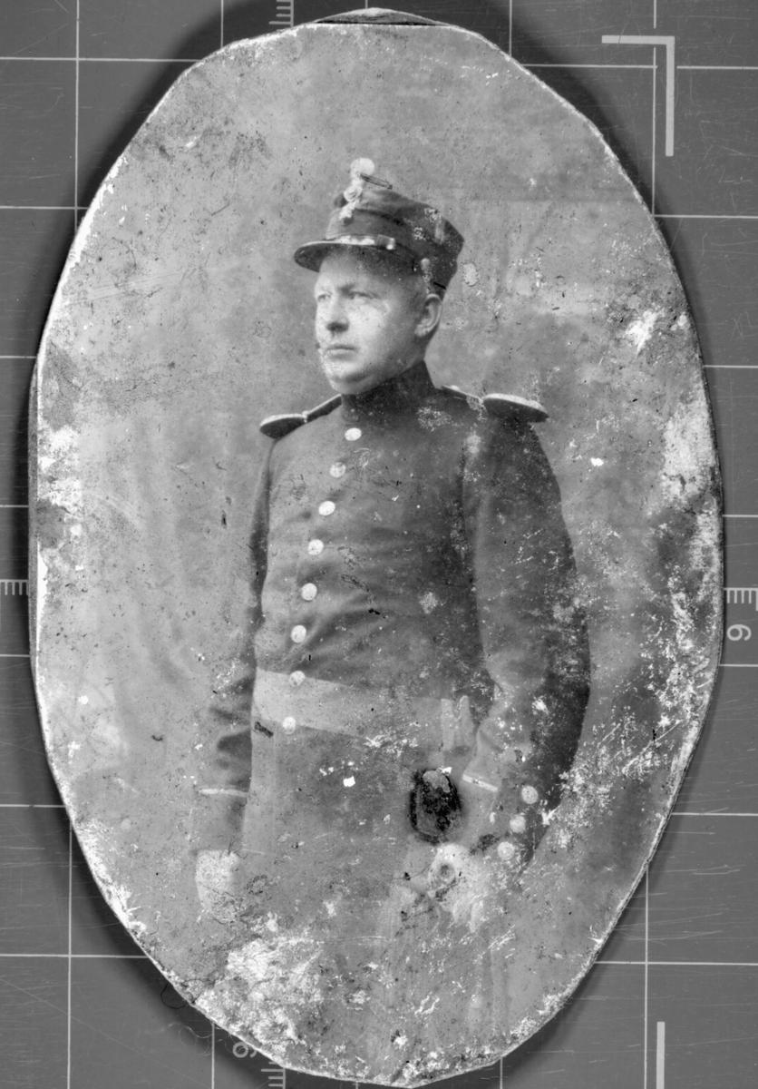 "Ernst J. Lebesby - infanteriløytnant. 
Født 23.9.1874 - døde 16.8.1931."  Han var lærer ved Korporalskolen i Vadsø og ved Varanger bataljon på 1920-tallet.