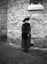 Fotosamling etter Cappelen. Kvinne foran en bygning fotograf